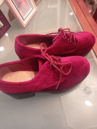 Zapatos de cordone color Burdeos.