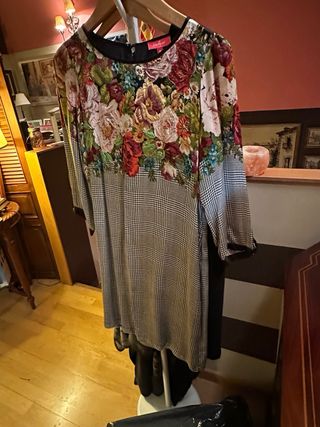 Vestido estampado floral y cuadros media manga.