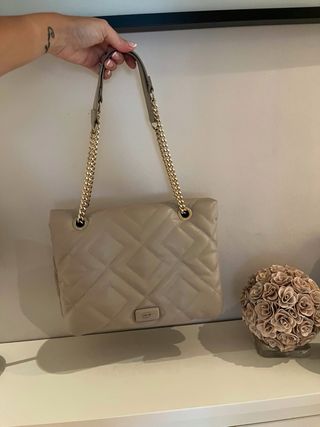 Bolso de hombro beige con cadena dorada