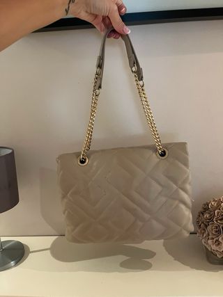 Bolso de hombro beige con cadena dorada
