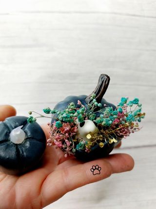 Calabazas decorativas azules con ratones y flores