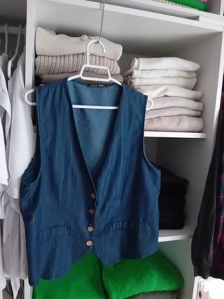 Chaleco vaquero y regalo otra prenda
