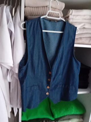 Chaleco vaquero y regalo otra prenda