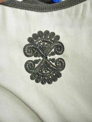 Vestido árabe gris con bordados negros