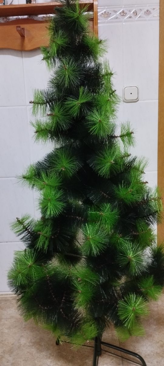 Árbol de navidad usado una vez mide 1.50 pié de hi