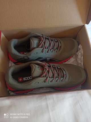 Zapatillas de montaña +8000 verdes y rojas