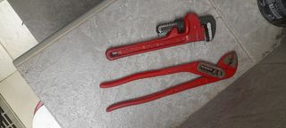 Giratubi e pinza a becco rossi