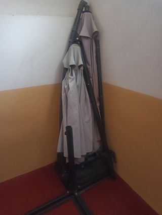 Parasol de terraza beige y gris