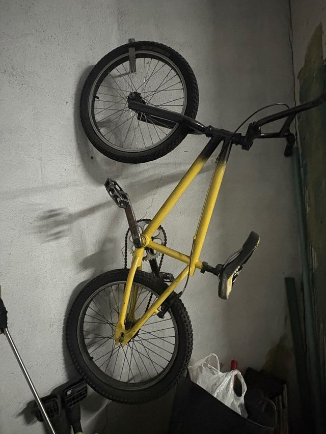 Bicicleta BMX amarilla