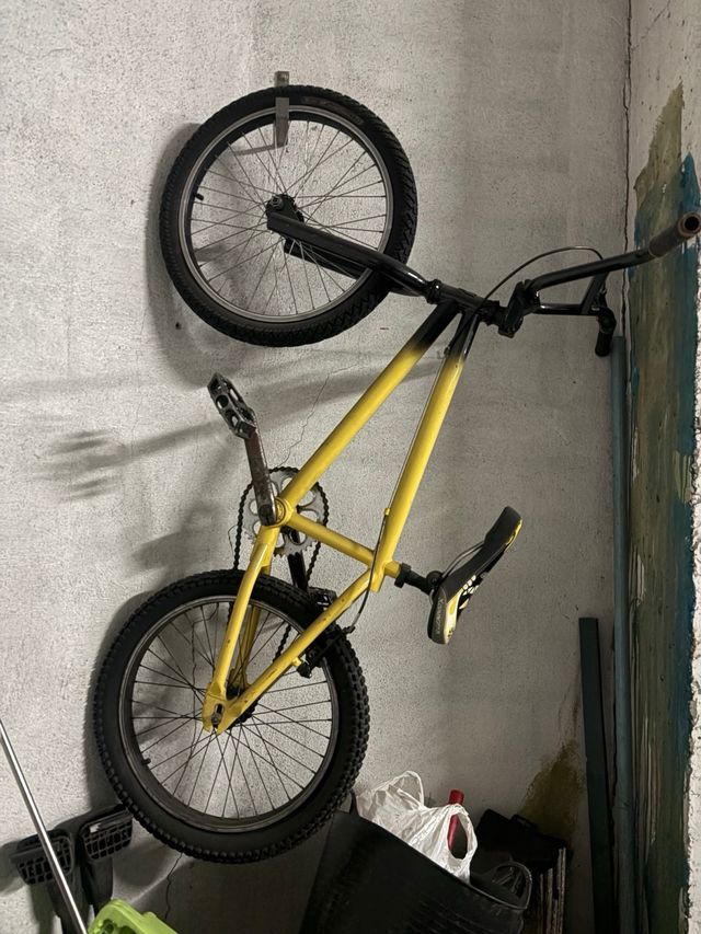 Bicicleta BMX amarilla