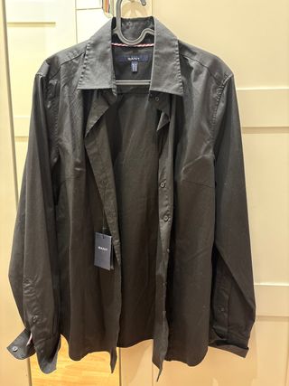 Camisa de color negro de mujer marca Gant 