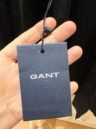 Camisa de color negro de mujer marca Gant 