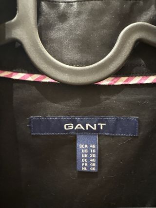 Camisa de color negro de mujer marca Gant 