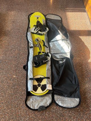 Tabla de snowboard con funda 