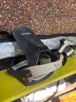 Tabla de snowboard con funda 