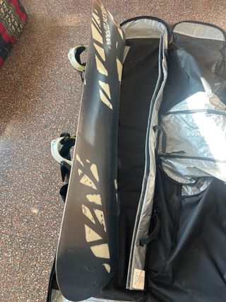 Tabla de snowboard con funda 