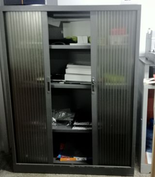 Estantería metálica con puertas correderas y llave