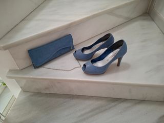 Zapatos de tacón y bolso azul