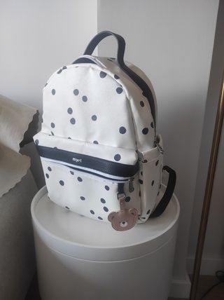 Mochila bebé lunares Mayoral con osito.
Nueva.