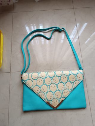 Bolso turquesa.
