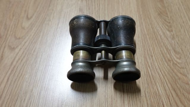 Prismáticos antiguos de latón y cuero