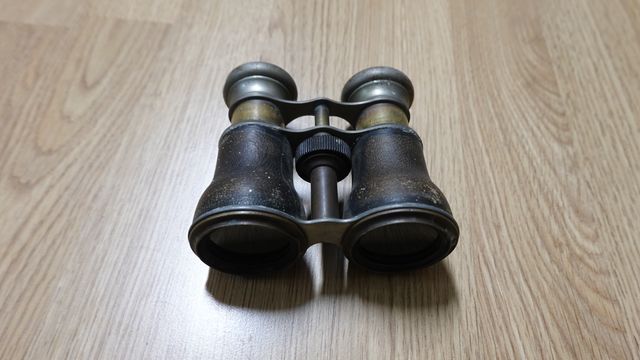 Prismáticos antiguos de latón y cuero