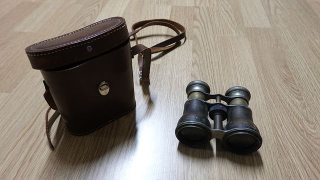 Prismáticos antiguos de latón y cuero