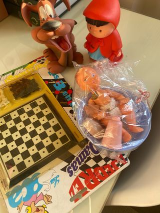 Un sacco di vecchi giocattoli: cane, Cappuccetto rosso, bambino