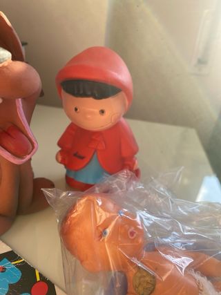 Un sacco di vecchi giocattoli: cane, Cappuccetto rosso, bambino