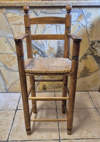 Trona de madera rústica