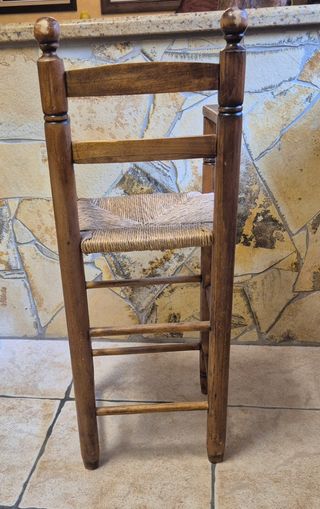 Trona de madera rústica