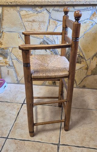 Trona de madera rústica