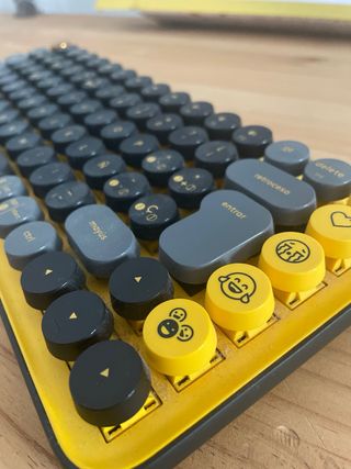 Teclado Logitech POP Keys Amarillo y Gris