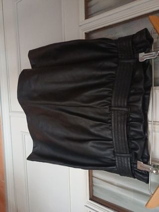 Falda negra efecto piel