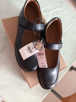 Zapatos escolares niña marca UNIT talla 40.