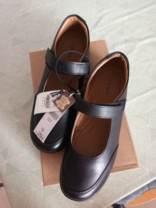 Zapatos escolares niña marca UNIT talla 40.
