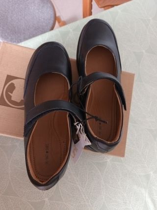 Zapatos escolares niña marca UNIT talla 40.