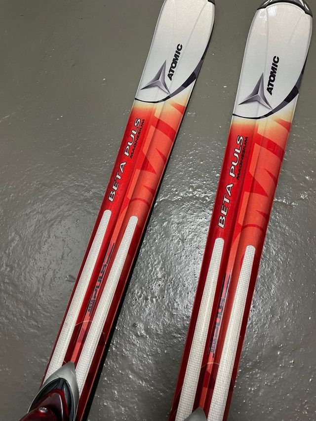 esquís ATOMIC Beta Plus con bastones