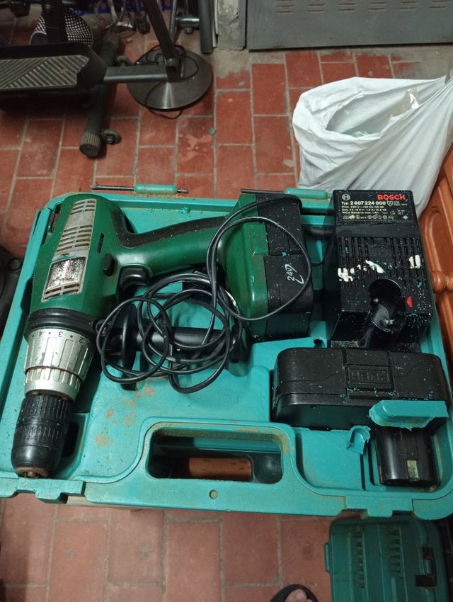 Taladro Makita a batería con cargador