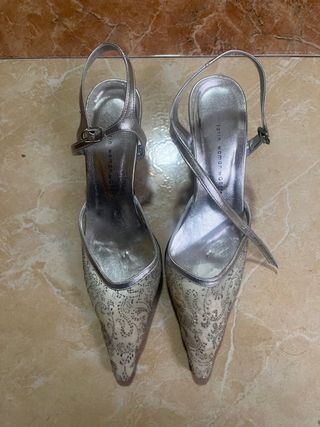 Zapatos de fiesta beige y plateados