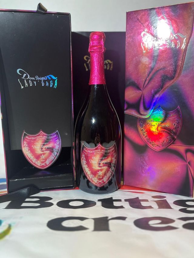 Dom Perignon Lady Gaga bottiglia vuota DA FOTO