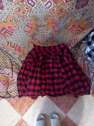 Camisa a cuadros roja y negra