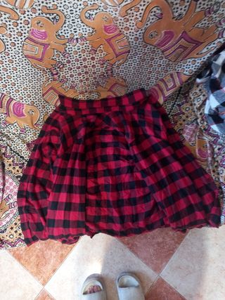 Camisa a cuadros roja y negra