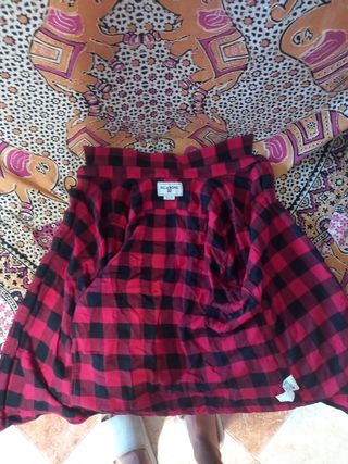 Camisa a cuadros roja y negra