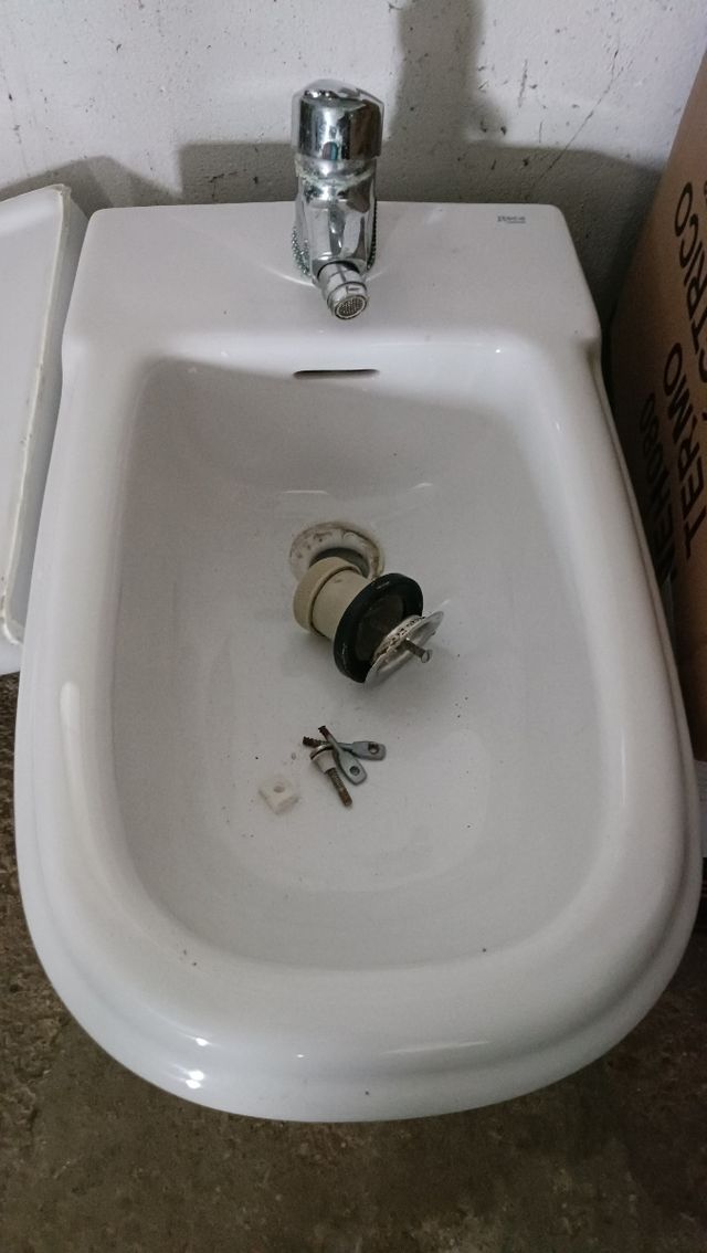 Bidé de cerámica con grifo metálico