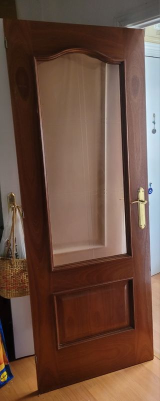Puerta madera maciza acabado sapelly con cristal