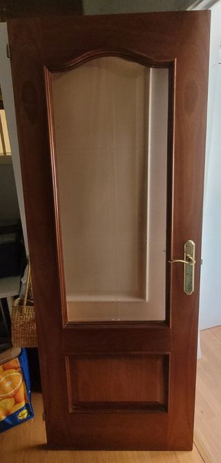 Puerta madera maciza acabado sapelly con cristal