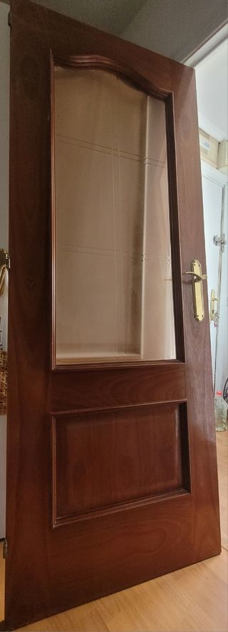 Puerta madera maciza acabado sapelly con cristal