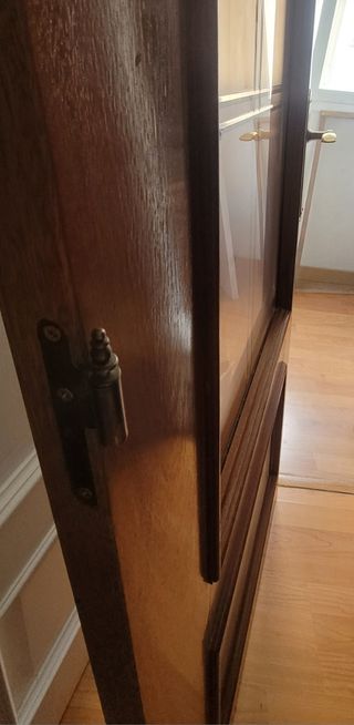 Puerta madera maciza acabado sapelly con cristal