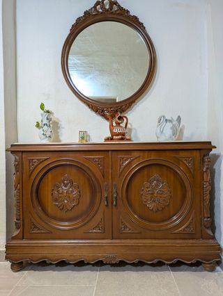 Aparador vintage de madera tallada